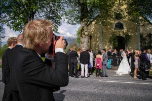 fotograf tar bilder på bröllop